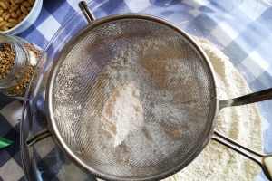 fase 1 ricetta cantucci integrali setacciare lievito nelle farine